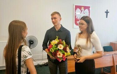 IV Sesja Młodzieżowej Rady Miejskiej w Stalowej Woli (na zdjęciu znajdują się trzy osoby)