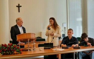 IV Sesja Młodzieżowej Rady Miejskiej w Stalowej Woli (na zdjęciu znajduje się kobieta i trzech mężczyzn)