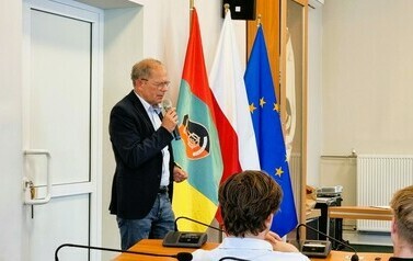 IV Sesja Młodzieżowej Rady Miejskiej w Stalowej Woli (na zdjęciu znajduje się mężczyzna)