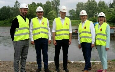 Nowy most na Sanie - największa inwestycja drogowa w regionie (na zdjęciu znajduje się pięć os&oacute;b)