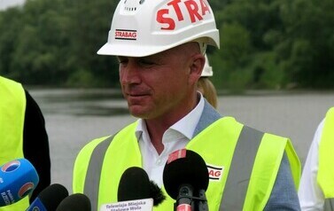 Nowy most na Sanie - największa inwestycja drogowa w regionie (na zdjęciu znajduje się mężczyzna)