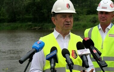Nowy most na Sanie - największa inwestycja drogowa w regionie (na zdjęciu znajduje się mężczyzna)