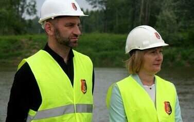 Nowy most na Sanie - największa inwestycja drogowa w regionie (na zdjęciu znajduje się dw&oacute;ch mężczyzn)