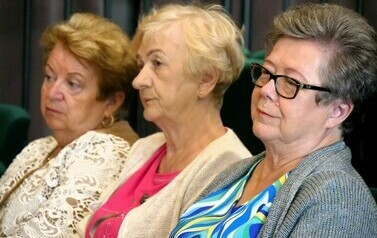 Sesja Miejskiej Rady Senior&oacute;w 05.06.2024 (na zdjęciu znajdują się trzy kobiety)