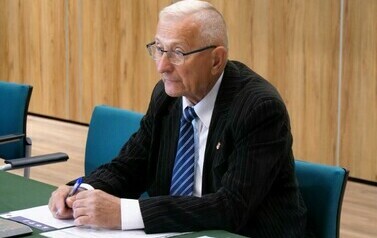 Sesja Miejskiej Rady Senior&oacute;w 05.06.2024 (na zdjęciu znajduje się mężczyzna)