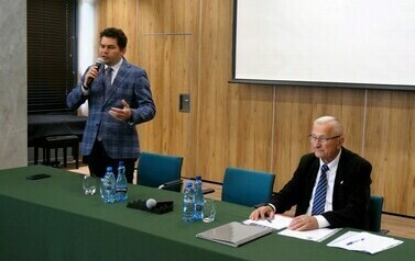 Sesja Miejskiej Rady Senior&oacute;w 05.06.2024 (na zdjęciu znajduje się dw&oacute;ch mężczyzn)