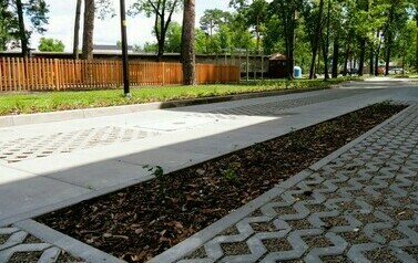 Rewitalizacje podw&oacute;rek osiedlowych (na zdjęciu znajduje się rabatka)