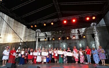 Festiwal Polska od Kuchni 2024 (na zdjęciu znajduje się grupa os&oacute;b na scenie)