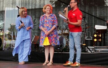 Festiwal Polska od Kuchni 2024 (na zdjęciu znajdują się dwie kobiety i mężczyzna)