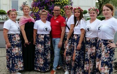 Festiwal Polska od Kuchni 2024 (na zdjęciu znajduje się mężczyzna i kobiety)