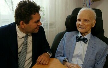 100 lat Pana Czesława Krajewskiego (na zdjęciu znajduje się dw&oacute;ch mężczyzn)
