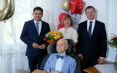 100 lat Pana Czesława Krajewskiego (na zdjęciu znajduje się trzech mężczyzn i kobieta)
