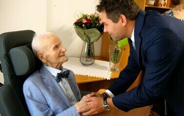 100 lat Pana Czesława Krajewskiego (na zdjęciu znajdują się dwaj mężczyźni)