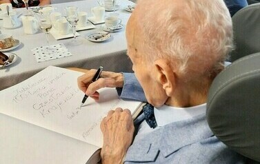 100 lat Pana Czesława Krajewskiego (na zdjęciu znajduje się starszy mężczyzna)