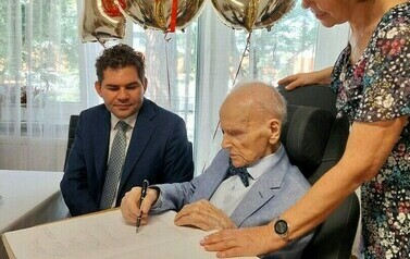 100 lat Pana Czesława Krajewskiego (na zdjęciu znajduje się dw&oacute;ch mężczyzn i kobieta)