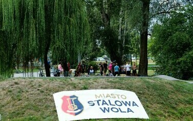 Nie Pompujesz &ndash; Nie Jedziesz w Stalowej Woli (na zdjęciu znajduje się baner z herbem miasta)