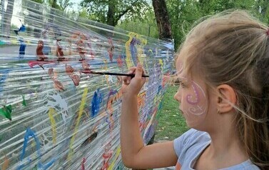 Ostatnie w tym roku letnie harce z Kreatywnym Podw&oacute;rkiem (na zdjęciu znajduje się malujaca dziewczynka)