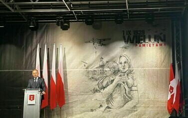 85. rocznica wybuchu II wojny światowej (na zdjęciu znajduje sie przemawiający mężczyzna)
