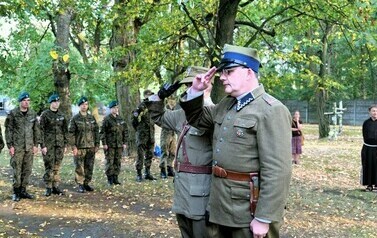 85. rocznica wybuchu II wojny światowej (na zdjęciu znajduje sie dw&oacute;ch mężczyzn)