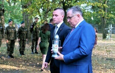 85. rocznica wybuchu II wojny światowej (na zdjęciu znajduje sie dw&oacute;ch mężczyzn)