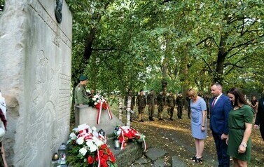85. rocznica wybuchu II wojny światowej (na zdjęciu znajduje się mężczyzna i dwie kobiety przy pomniku)