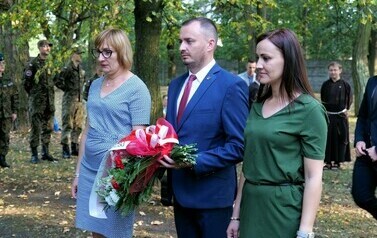 85. rocznica wybuchu II wojny światowej (na zdjęciu znajduje się mężczyzna i dwie kobiety)