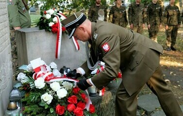 85. rocznica wybuchu II wojny światowej (na zdjęciu znajduje się mężczyzna składający kwiaty)