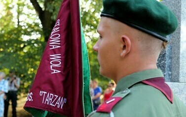 85. rocznica wybuchu II wojny światowej (na zdjęciu znajduje się osoba trzymajaca proporzec)