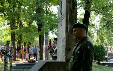85. rocznica wybuchu II wojny światowej (na zdjęciu znajduje się mężczyzna przy pomniku)