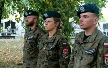 85. rocznica wybuchu II wojny światowej (na zdjęciu znajduje się trzy osoby w mundurach)