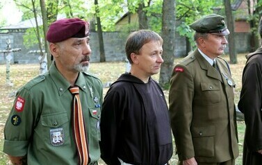 85. rocznica wybuchu II wojny światowej (na zdjęciu znajduje się trzech mężczyzn)