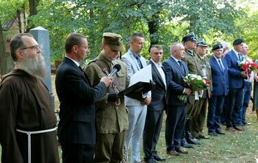 85. rocznica wybuchu II wojny światowej (na zdjęciu znajduje się grupa os&oacute;b)