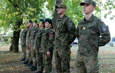 85. rocznica wybuchu II wojny światowej (na zdjęciu znajduje się grupa os&oacute;b w mundurach)