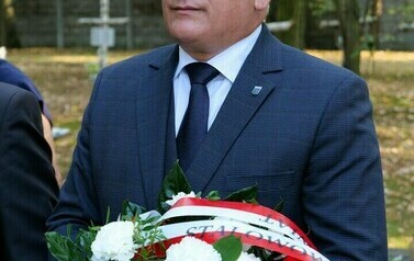 85. rocznica wybuchu II wojny światowej (na zdjęciu znajduje się mężczyzna z kwiatami)