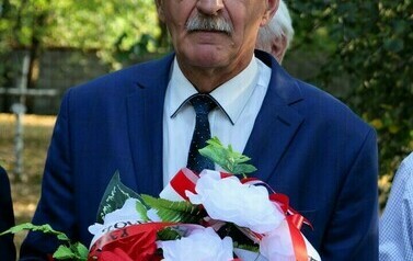 85. rocznica wybuchu II wojny światowej (na zdjęciu znajduje się mężczyzna z kwiatami)