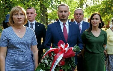 85. rocznica wybuchu II wojny światowej (na zdjęciu znajdują się dwie kobiety i mężczyzna)
