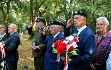 85. rocznica wybuchu II wojny światowej (na zdjęciu znajdują się mężczyźni)