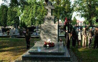 85. rocznica wybuchu II wojny światowej (na zdjęciu znajdują sie harcerze przy mogile)