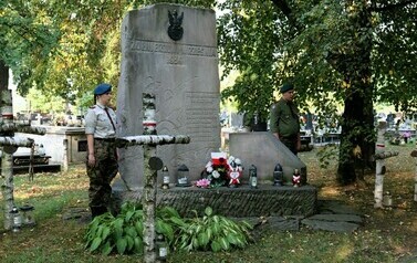 85. rocznica wybuchu II wojny światowej (na zdjęciu znajduj się dw&oacute;jka os&oacute;b przy pomniku)