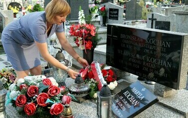 85. rocznica wybuchu II wojny światowej (na zdjęciu znajduje się kobieta składająca kwiaty)