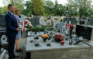 85. rocznica wybuchu II wojny światowej (na zdjęciu znajduje się mężczyzna i kobieta stojacy przy grobie)