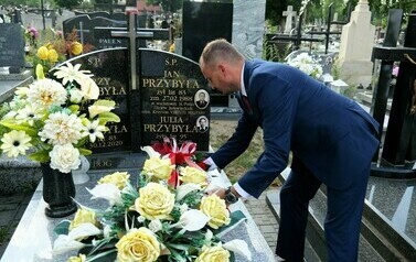 85. rocznica wybuchu II wojny światowej (na zdjęciu znajduje się mężczyzna składający kwiaty na grobie)