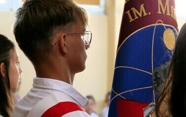 Rozpoczęcie roku szkolenego 2024/2025 (na zdjęciu widoczna jest osoba ze sztandarem)