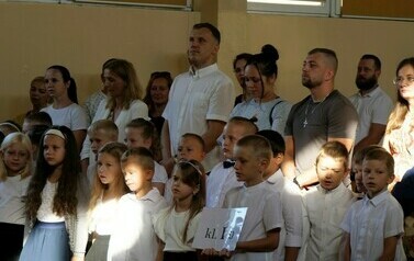 Rozpoczęcie roku szkolenego 2024/2025 (na zdjęciu widoczna jest grupa uczni&oacute;w)