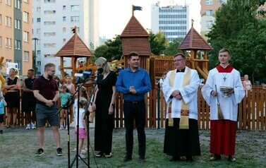 Otwarcie Ogrodu Zucha (na zdjęciu widoczne jest pięć os&oacute;b)