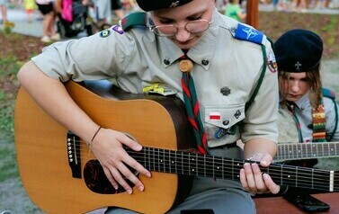 Otwarcie Ogrodu Zucha (na zdjęciu widoczna jest osoba grająca na gitarze)