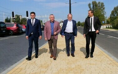 Otwarcie ul. Dąbrowskiego (na zdjęciu widoczni są 4 mężczyźni)