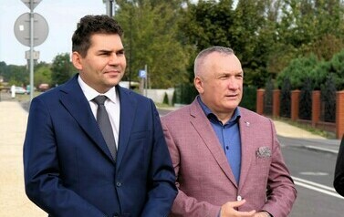 Otwarcie ul. Dąbrowskiego (na zdjęciu widoczny jest Prezydent Miasta Stalowej Woli i Wicestarosta Powiatu Stalowowolskiego)