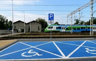 Otwarcie ul. Dąbrowskiego (na zdjęciu widoczne są miejsca parkingowe dla niepełnosprawnych )