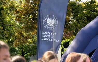 Mobilny Przystanek Przyszłości IPN  (na zdjęciu znajduje się baner reklamowy)